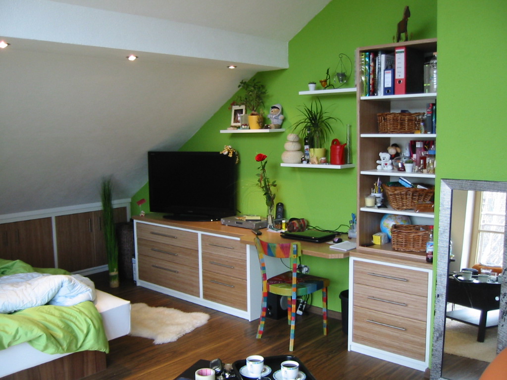 - Kinderzimmermöbel